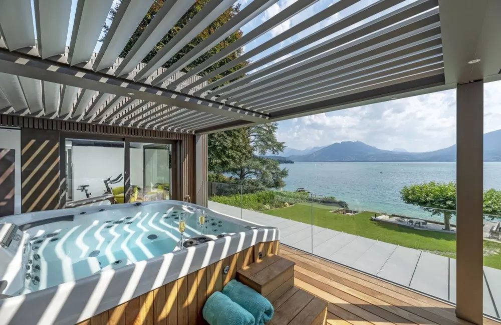 Grande pergola bio-climatique sur SPA extérieur et terrasse