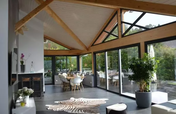 Extension de maison bois et aluminium avec SPA intégré